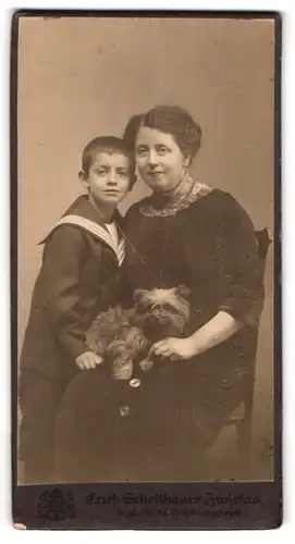 Fotografie Erich Scheithauer, Zwickau, Portrait Mutter und Sohn mit ihrem Hund im Atelier