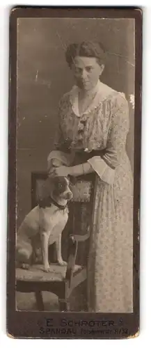 Fotografie E. Schröter, Spandau, Portrait Dame im Blümchenkleid mit ihrem Terrier im Atelier