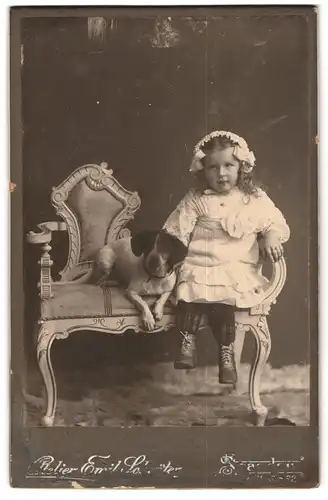 Fotografie Emil Schröter, Berlin-Spandau, Portrait Mädchen im Kleidchen mit ihrem Terrier auf einer Bank