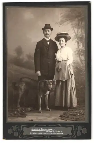 Fotografie Julius Grunewald, Oberneukirch, Portrait Paar mit ihrem Hund im Atelier