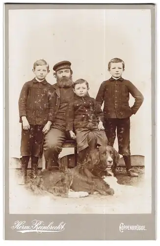 Fotografie Herm. Reinbrecht, Coppenbrügge, Portrait Vater mit drei Söhnen und seinem Hund im Atelier