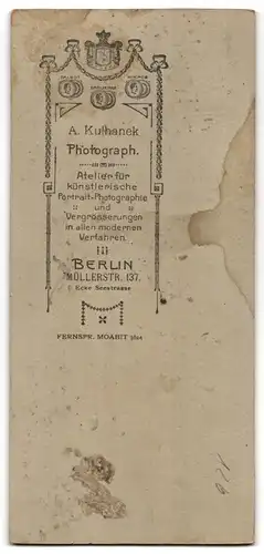 Fotografie A. Kulhanek, Berlin, Portrait Mann im Anzug mit bart und seinem Hund im Atelier