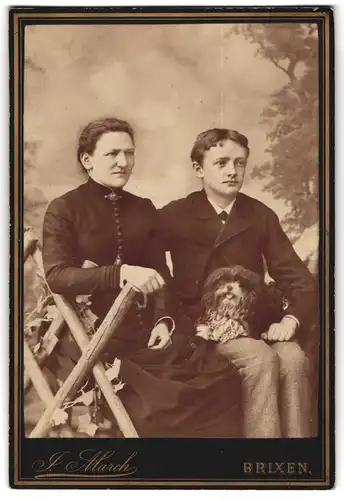 Fotografie J. March, Brixen, Portrait Mutter mit ihrem Sohn und Hund auf dem Schoss im Atelier