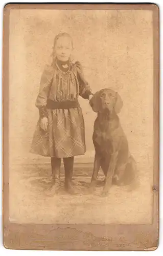 Fotografie Hermann Selle, Potsdam, Portrait junges Mädchen im Kleid mit grossem schwarzem Hund