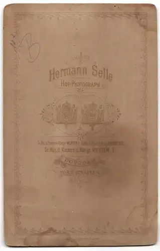 Fotografie Hermann Selle, Potsdam, Portrait junges Mädchen im Kleid mit grossem schwarzem Hund