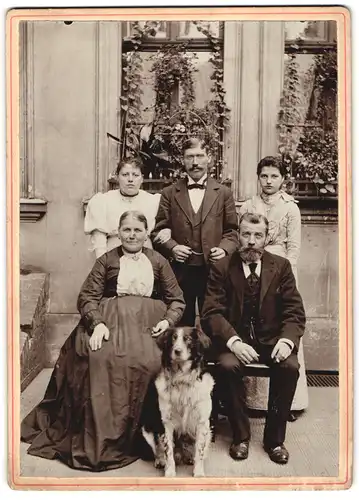 Fotografie unbekannter Fotograf und Ort, Familien-Portrait mit Hund Border Collie im Garten