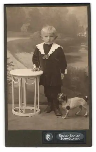 Fotografie Rudolf Eichler, Schmölln Sa., Bahnhofstr. 3, Knabe nebst Spielzeug-Hund mit Maulkorb