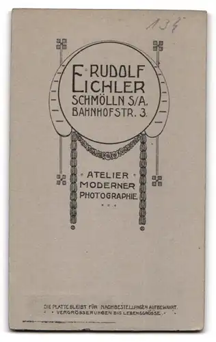 Fotografie Rudolf Eichler, Schmölln Sa., Bahnhofstr. 3, Knabe nebst Spielzeug-Hund mit Maulkorb