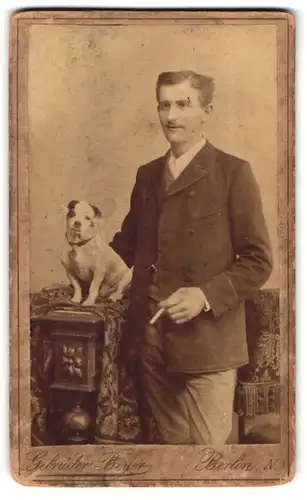 Fotografie Gebrüder Beyer, Berlin, Schönhauser Allee 6, Herr nebst Hund, Schosshund mit Unterbiss