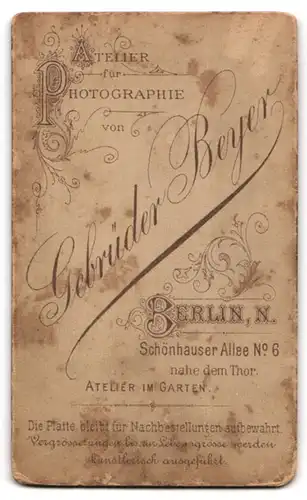 Fotografie Gebrüder Beyer, Berlin, Schönhauser Allee 6, Herr nebst Hund, Schosshund mit Unterbiss