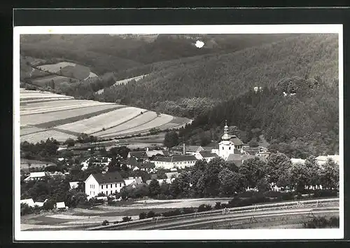 AK Brumov, Totalansicht mit Bergwald