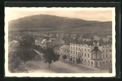 AK Bistritz a. Hostein, Strassenpartie mit Blick zum Berg