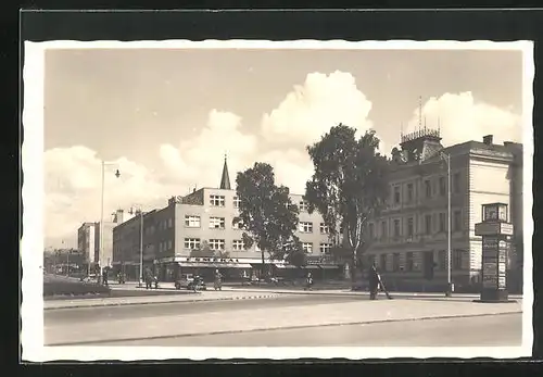 AK Zlin, Strassenpartie und Wegweiser mit Uhr