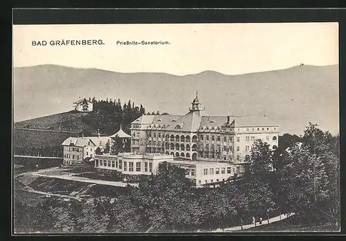 AK Bad Gräfenberg, Priessnitz-Sanatorium mit Bergen in der Ferne