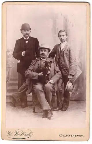 Fotografie W. Kabisch, Kötzschenbroda, Edelmann im Anzug mit Hund - Schosshund beim Fotograf