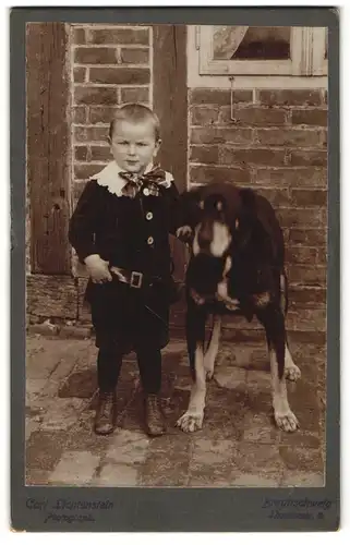 Fotografie Carl Lichtenstein, Braunschweig, Knabe nebst grossem Hund vor Fachwerkhaus