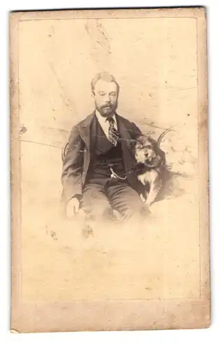 Fotografie unbekannter Fotograf und Ort, Edelmann mit Hund - Schosshund