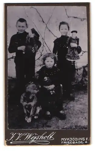 Fotografie Atelier Weisholt, Nykjöbing, Frisegade 4, Kinder mit Puppen nebst Hund