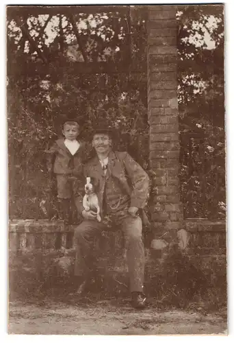 Fotografie Fotograf & Ort unbekannt, Vater & Sohn mit Hund - Schosshund unter Pergola