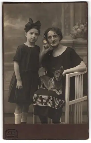 Fotografie Atelier Stein, Berlin, Chausseestr. 70-71, Mutter & Tochter mit Hund beim Fotograf