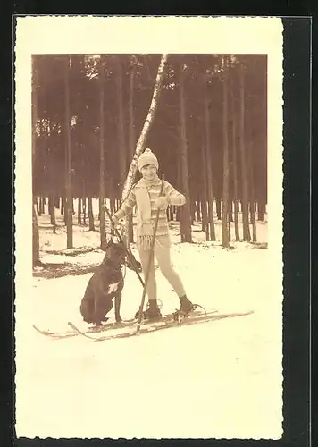 Foto-AK Junge auf Skiern mit Boxer im Winter