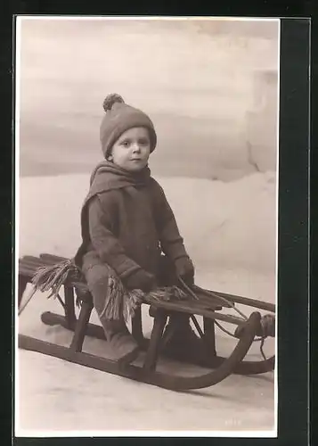 Foto-AK Kleiner Junge in winterlicher Kleidung mit Schlitten