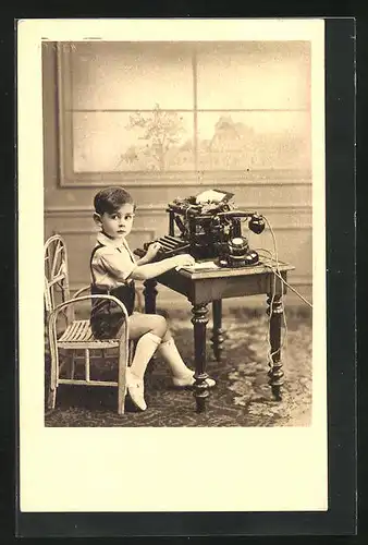 AK Kleiner Junge sitzt an der Schreibmaschine