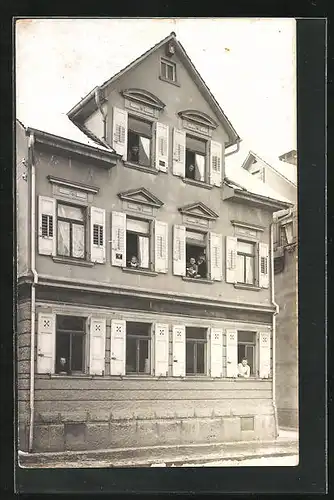 Foto-AK Tuttlingen, Bürgerhaus, Bewohner an den Fenstern