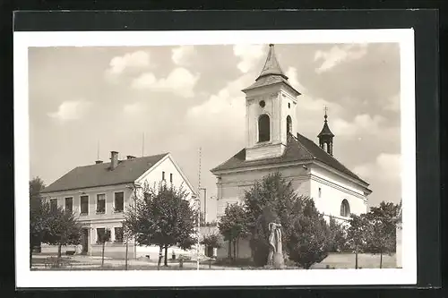 AK Sezimovo Ústí, Kirche mit Denkmal