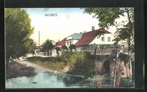 AK Mezirici, Flusspartie mit Brücke im Ort