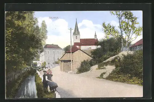 AK Solnice, Mädchen und Junge an Strasse im Ort