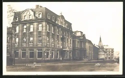 AK Jitschin / Gitschin / Jicin, Strassenpartie mit Hotel