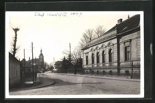 AK Böhmisch Meseritsch, Hauptstrasse zur Kirche