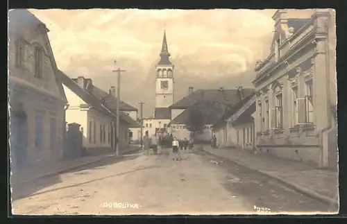 AK Dobruska, Strassenpartie mit Hotel und Uhrenturm
