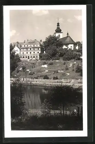 Foto-AK Rokitnitz im Adlergebirge, Uferpartie mit Kirche