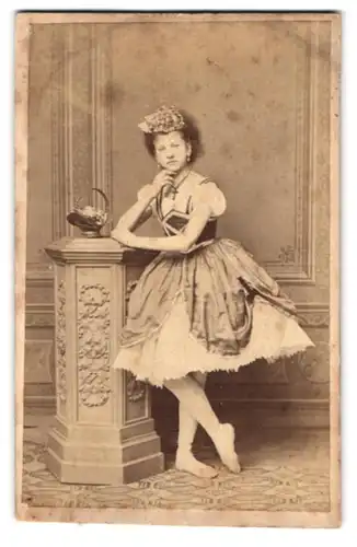 Fotografie Franz Scholz, Wien, Portrait junge Ballerina im Tütü mit Kopfschmuck posiert im Atelier