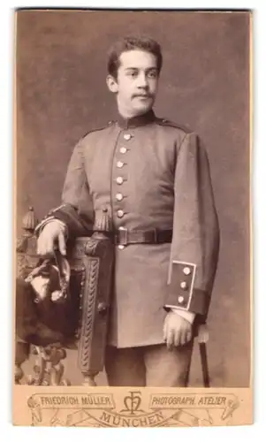 Fotografie Friedrich Müller, München, Portrait junger Soldat in Uniform mit Raupenhelm