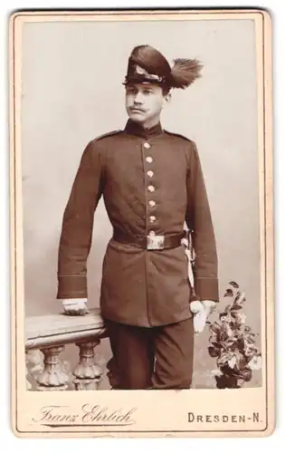 Fotografie Franz Ehrlich, Dresden, Portrait junger sächsischer Jäger in Uniform mit Bajonett und Sachsen Tschako