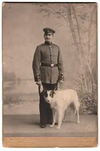 Fotografie Franz Haecker, Rathenow a. H., Einjährig-Freiwilliger in Uniform mit seinem Diensthund im Atelier