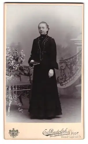Fotografie E. Rudolph, Hof i. B., Portrait Mädchen im schwarzen Kleid mit Bibel zur Kommunion
