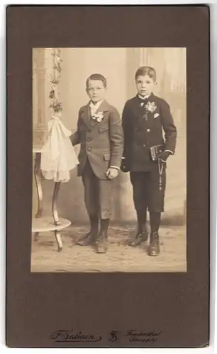Fotografie F. Salmon, Frankenthal, Portrait zwei junge Knaben in Anzügen mit Bibel und Kommunionskerze
