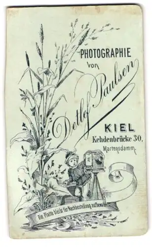 Fotografie Detlef Paulsen, Kiel, kleiner Junge als Däumling an einer Plattenkamera