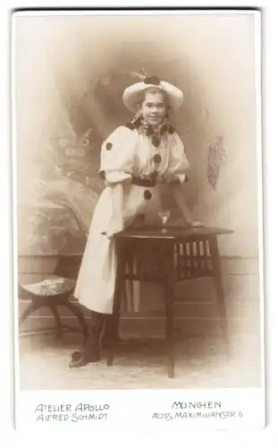 Fotografie Atelier Apollo, München, Portrait junge Frau Mina Seidel im Kostüm zum Fasching 1901