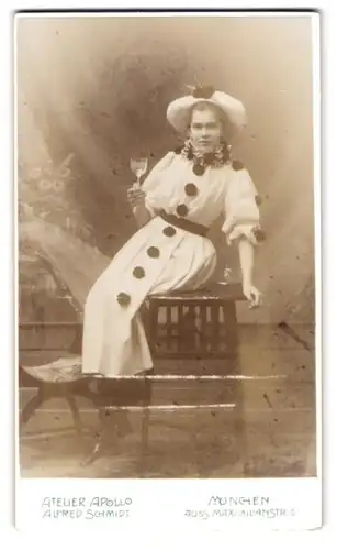 Fotografie Atelier Apollo, München, Portrait junge Frau Mina Seidl zum Karneval verkleidet im Kostüm mit Sektglas, 1901