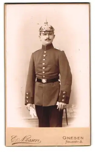 Fotografie E. Nossen, Gnesen, Portrait Soldat in Uniform Rgt. 49 mit Pickelhabue und Bajonett