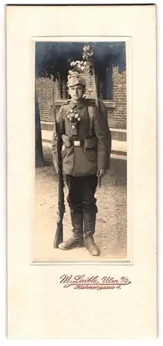 Fotografie M. Laible, Ulm a. D., Hahnegasse 4, Portrait Soldat in Feldgrau Uniform mit Ausmarschgepäck, Kriegsausmarsch