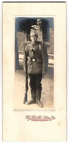 Fotografie M. Laible, Ulm a. D., Hahnegasse 4, Portrait Soldat zum Kriegsausmarsch mit aufgepflantzem Bajonett