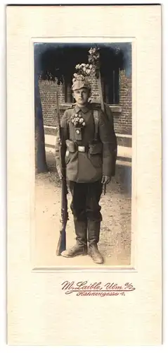 Fotografie M. Laible, Ulm a. D., Hahnegasse 4, Portrait Soldat zum Kriegsausmarsch mit Pickelhaube Tarn, und Karabiner