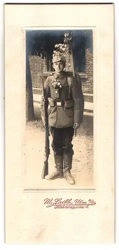 Fotografie M. Laible, Ulm a. D., Hahnegasse 4, Portrait Soldat mit Ausmarschgepäc und Tarn Pickelhaube, Bajonett