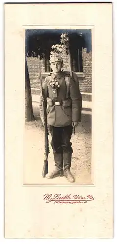 Fotografie M. Laible, Ulm a. D., Hahnegasse 4, Portrait Soldat mit Tarn Pickelhaube zum Kriegsausmarsch, Bajonett